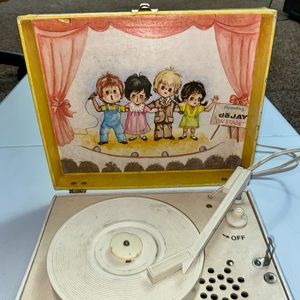 HOST PICK - Vintage Portable Vinyl Record Player